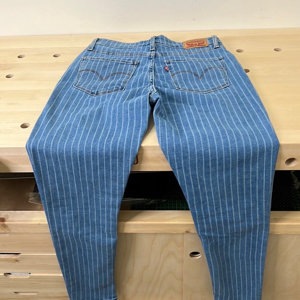 Levi’s 721 pin stripped size 27” women’s jeans